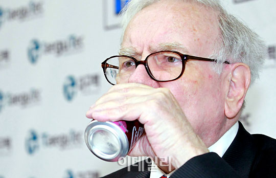 [포토]워렌 버핏 `갈증날 땐 코카콜라`