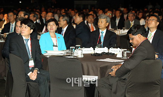 [포토]`WSF 2011` 외빈들과 함께한 손동영 편집국장