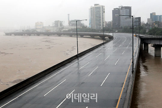 [포토]`텅빈 강변북로`..강물이 도로 밑까지