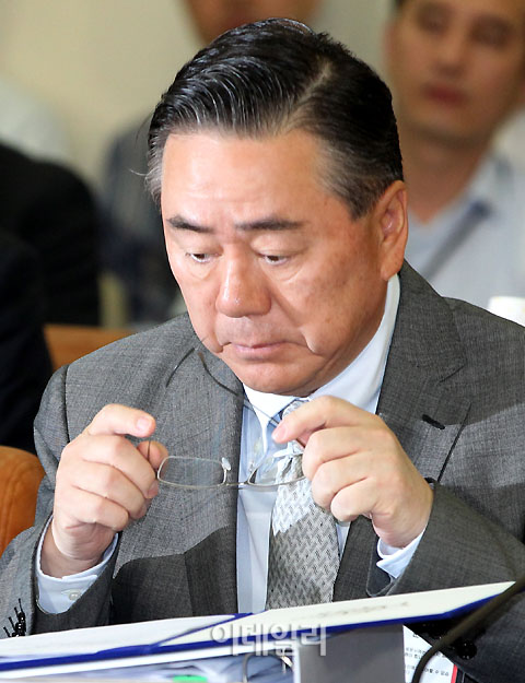 [포토]안경벗는 조남호 한진중공업 회장