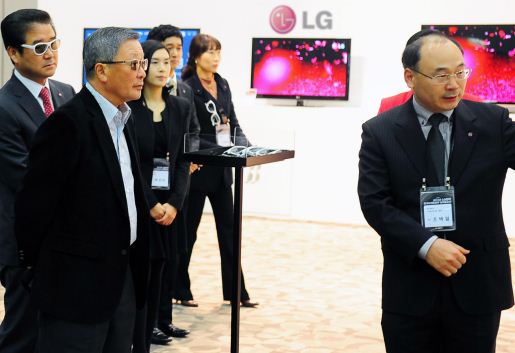 LG 具회장의 새해 첫 현장방문은‥''신제품 전시장''