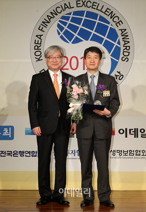 [포토]기념촬영하는 김석동 위원장과 김창수 삼성화재 사장