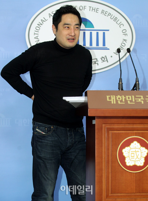 [포토]강용석, 스티븐 잡스 따라하기