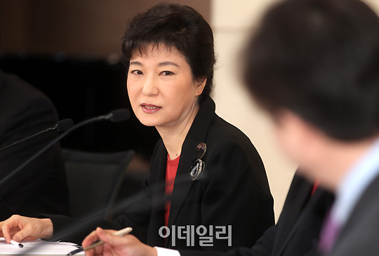 [포토]박근혜 `문재인 이사장, 도대체 정치철학이 뭔가?`