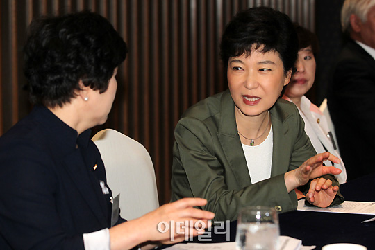 [포토]`약지 25인` 의원과 대화 나누는 박근혜 전 위원장