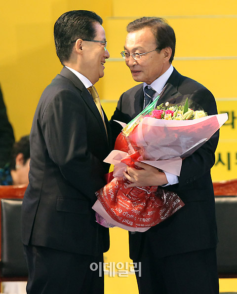 [포토]박지원 비대위원장 축하 받는 이해찬 신임 대표