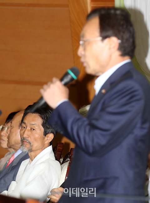 [포토]이해찬 대표 축사 경청하는 강기갑 혁신비대위원장
