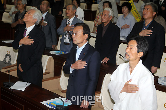 [포토]국민의례하는 이해찬-강기갑
