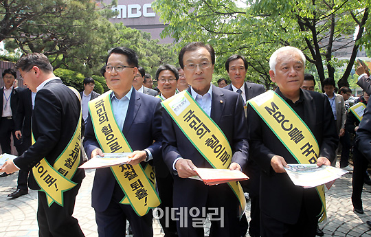 [포토]거리행진 하는 이해찬-박지원-김한길