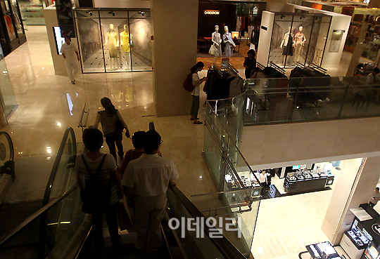 [포토]`백화점 정전` 차분히 대처하는 고객들!
