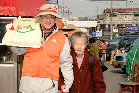 진수형 한화證 대표, 불우이웃에 위문품 전달