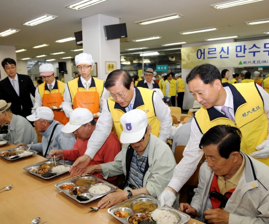 현대건설, 61돌 맞아 어르신 3천명에 식사대접