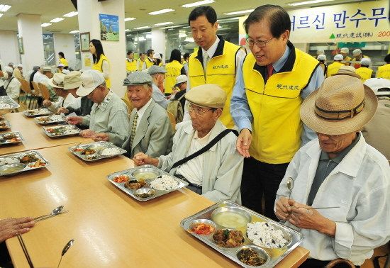 현대건설, ''노인의 날'' 맞아 봉사활동