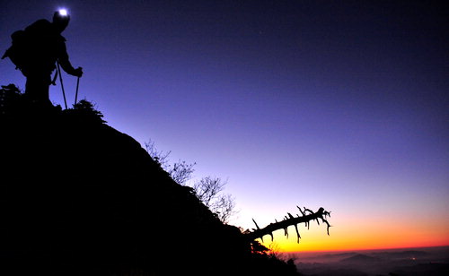 시린 새벽山이 태어나는 자리…지리산 2박 3일 종주