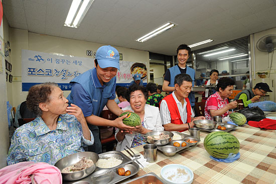 포스코건설, 독거노인 대상 `사랑의 삼계탕` 행사