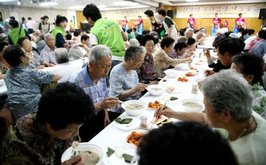 (포토)현대홈, `어르신들 따뜻한 곰탕 드세요`