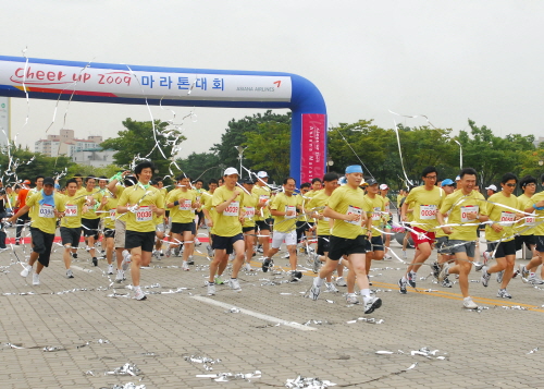 아시아나항공 "위기극복 위해 뛰자"..마라톤대회