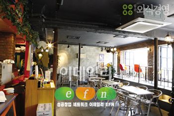 회색 하늘에 무지개가 떴다