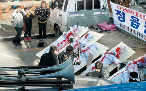 초등생에 "내리찍어라" ''살상시위'' 강요한 어른들