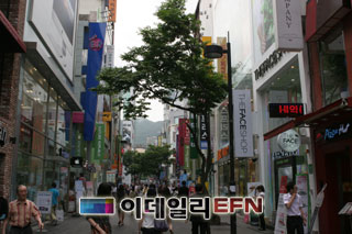 명동, 화장품 매장은 생존 경쟁 중