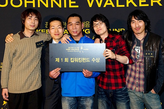 `조니워커 킵워킹펀드 우승자 광고에서 다시 뭉친다`