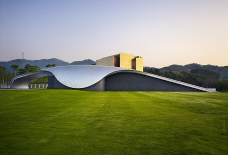 자작나무 숲속의 이색공간 `아난티클럽서울`