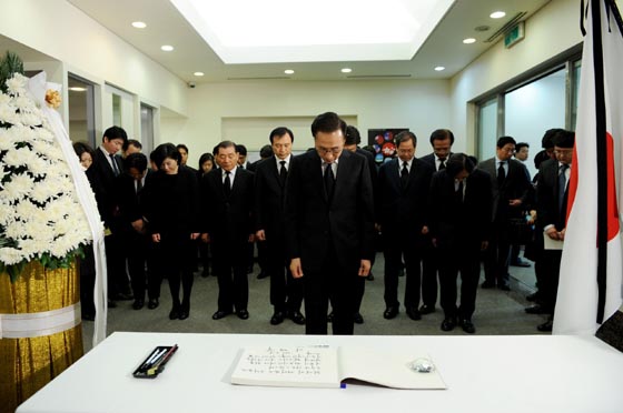 현직 대통령 日대사관 첫 방문..`미래협력`에 방점