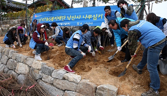 [포토]KT&G복지재단, 양양 낙산사 인근서 `나무심기 행사`