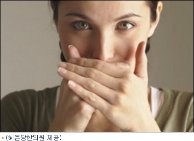 억울한 ‘입냄새녀’ 이 잘 닦았는데..원인은 후비루와 편도결석