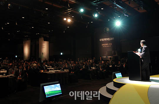 [WSF 2011]"시의적절" "깊은 인상"..저명인사들도 호평