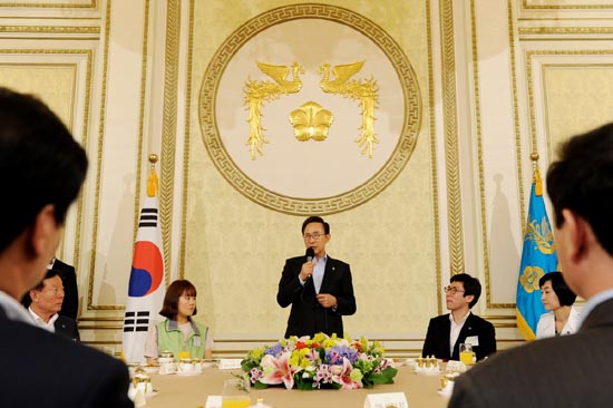 李대통령 "압축성장, 누적된 관습 타파해야"