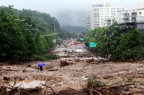 `100년만의 폭우`..서울 물벼락 아프게 맞았다