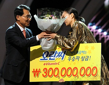동아오츠카 오란씨, `코갓탤` 우승자에 상금 3억 전달