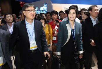 [포토][CES 2012]윤부근 "제일기획 고생했다" 이서현 "잘해야 하는데.."                                                                                                                 