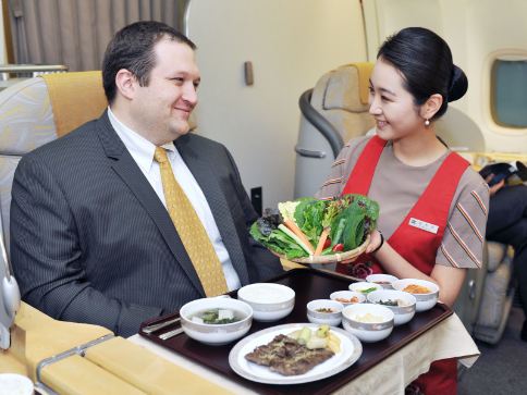 아시아나항공, 봄 채소 기내식 선보여