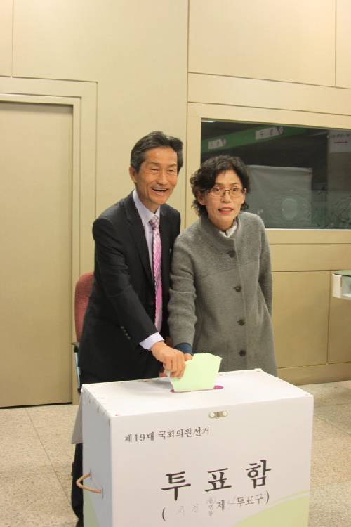 [4.11 총선]한복 벗은 강기갑 양복 입고 `투표 인증샷`                                                                                                                                                     