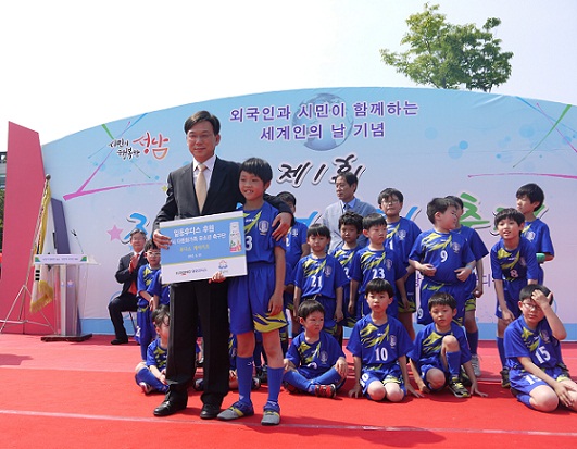 [포토]일동후디스 `성남시다문화가족유소년축구단` 후원