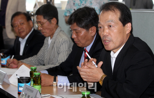 [포토]발언하는 진병호 전국상인연합회장