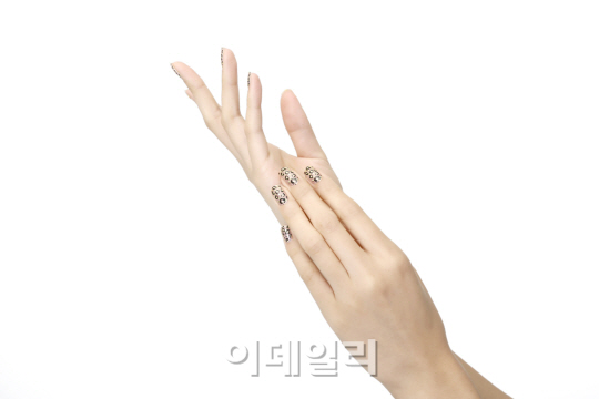 "바쁜 여성이라면 셀프 네일"
