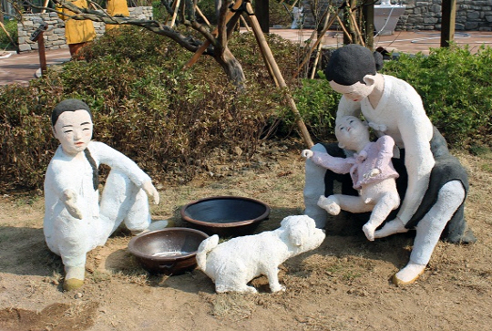 엄마 품 속 아기.. 강아지가 노리는 건?                                                                                                                                                             