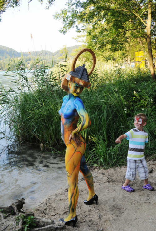  물가에 사는 S라인 괴물?                                                                                                                                                                          