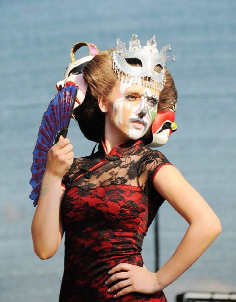  가면 뒤 또 다른 가면..몽환적인 눈빛                                                                                                                                                              