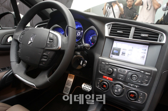 시트로엥 DS4 `감성적인 실내 디자인`                                                                                                                                                               