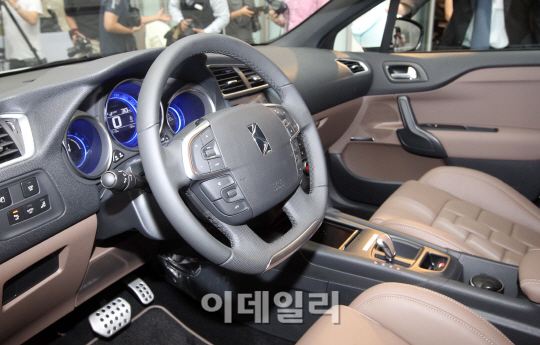 시트로엥 DS4 `우아한 실내 공간`                                                                                                                                                                   