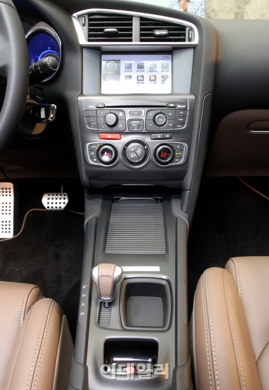 시트로엥 DS4 `매력적인 디자인의 센터페시아`                                                                                                                                                       