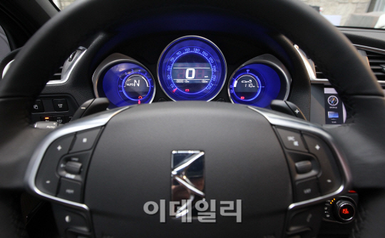 시트로엥 DS4 `감성적인 스티어링휠과 계기판`                                                                                                                                                       