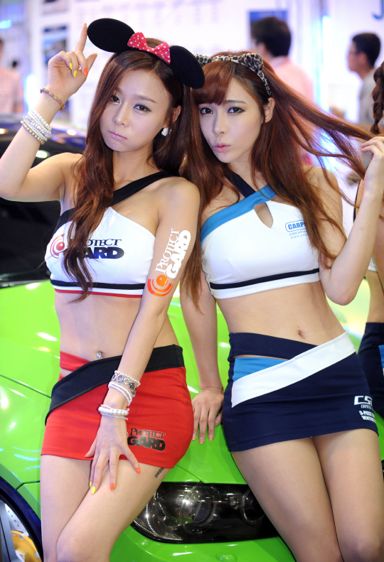  귀여운 동물 머리띠의 모델들                                                                                                                                                                      