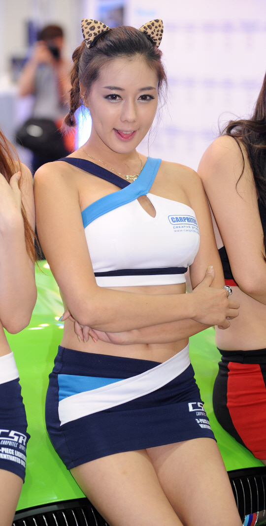  혀 빼꼼 내민 귀여운(?) 모델                                                                                                                                                                      