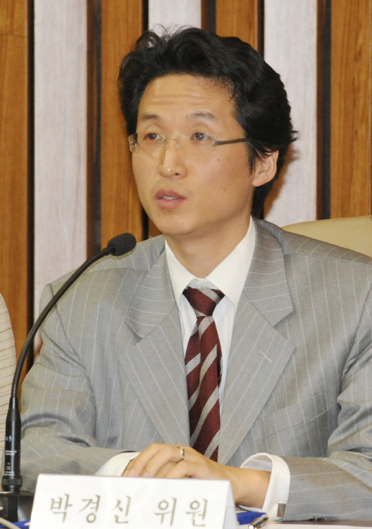 '성기 사진'논란 박경신 교수 유죄…벌금 300만원