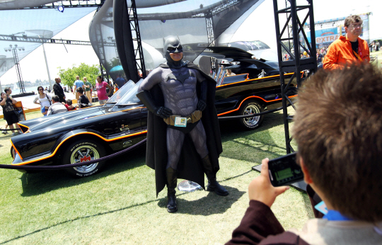 단단한 식스팩 선보이는 배트맨                                                                                                                                                                     